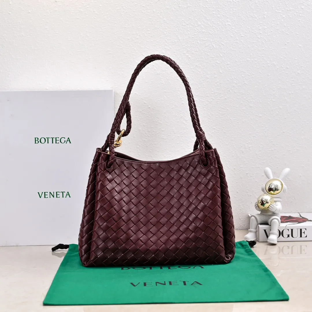 Batch 2660 24 early autumn new model Andiamo Parachute is made of a whole piece of woven leather and is processed with folding stitching at the four corners # Craftsmanship and creativity. Large size is atmospheric and practical. One of the must-selects for BV. Large space, can hold a computer, thick shoulder strap, very comfortable on the shoulder. Large parachute upper body real photo can be carried on the back. The upper body is versatile and cute☺️ Style number: 6571 Size: 30*26*20cm